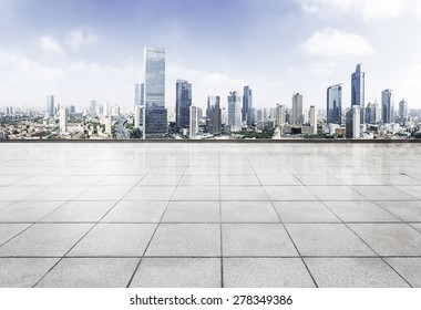 モダンなスカイラインと建物の空の床