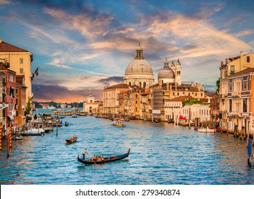 Hermosa vista de la góndola tradicional en el famoso Canal Grande con la Basílica de Santa Maria della Salute en la luz dorada de la tarde al atardecer en Venecia, Italia