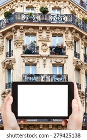 reisconcept - toeristische fotohoek van typisch huis met balkon in Saint-germain-des-pres, Parijs, Frankrijk op tablet-pc met uitgesneden scherm met lege plaats voor reclamelogo