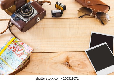 Sammlung von Gegenständen im Retro-Stil eines Touristen oder abenteuerlustigen jungen Hipsters auf Holzgrund, natürlich beleuchtet und von oben fotografiert