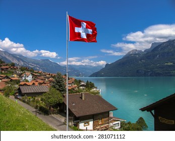 Zwitserse schoonheid, dorp Iseltwald aan het meer Brienz, Brienzersee