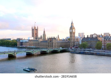 Prachtig panoramisch schilderachtig uitzicht op het zuidelijke deel van Londen vanuit het raam van de wielcabine van de toeristische attractie London Eye: stadsgezicht, Westminster Abbey, Big Ben, Houses of Parliament en de rivier de Theems