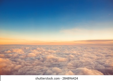 Terbang di atas awan. pemandangan dari pesawat, fokus lembut