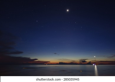 プアル ティオマン ビーチから星とセーリング ボートで海の上を長時間露光で撮影