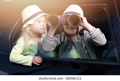 夏の冒険 - 旅行で双眼鏡を持つ子供たち