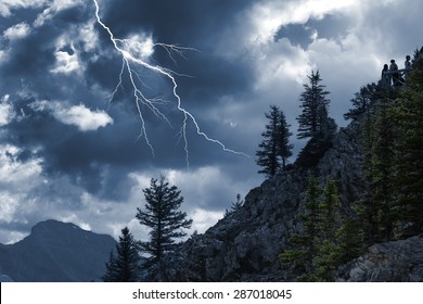 Iluminación de tormenta en las montañas Rocosas. Canadá
