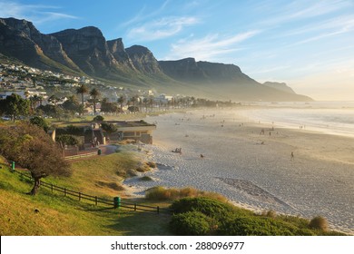 Kampsbaai-strand in Kaapstad, Suid-Afrika, met die Twaalf Apostels in die agtergrond.