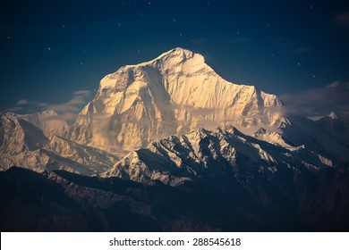 Berg in het licht van de opkomende maan. Dhaulagiri I is de zevende hoogste berg ter wereld op 8.167 meter (26.795 voet) boven zeeniveau.