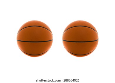 Hai quả bóng rổ nền trắng