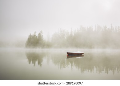 Boot op het meer bij ochtendmist.