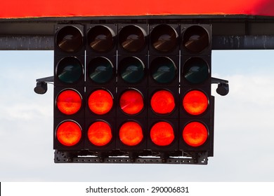 Lampu Start Merah di Sirkuit Balap