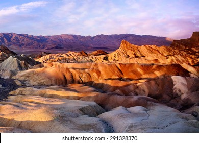 Las coloridas crestas de Zabriskie Point al amanecer, el Parque Nacional Valle de la Muerte, California, EE.UU.