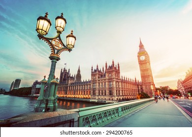 Big Ben gezien vanaf Westminster Bridge, Londen, het Verenigd Koninkrijk. tijdens zonsondergang. Retro straatlantaarn licht. Vintage
