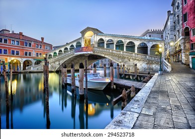 Buổi sáng hoàng hôn Kênh đào Grand và Cầu Rialto ở Venice, Ý