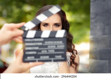 Elegant Woman Ready for a Shooting - Junge Schauspielerin, die bereit ist, eine neue Szene zu filmen