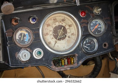 Tablero de instrumentos de un coche antiguo