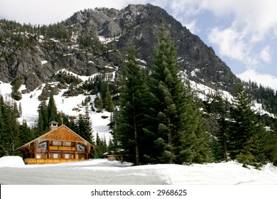 Skihütte am Fuße eines hohen Berges