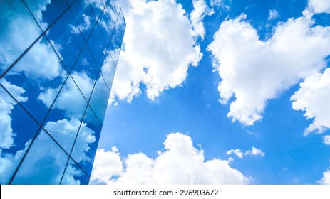 近代的なオフィスビルの多くの鏡面に映る雲