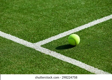 tennisbal op tennisgrasbaan