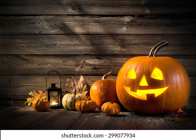 Halloween pompoen hoofd jack lantaarn op houten achtergrond