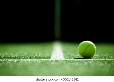 enfoque suave de la pelota de tenis en la cancha de tenis