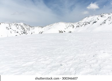 Rocas en la montaña cubierta de nieve bajo un cielo azul, Japón
