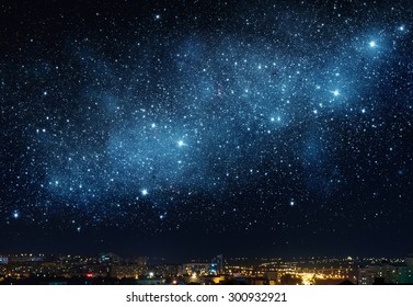 満天の星空が迫る街並み。NASA から提供されたこのイメージの要素。