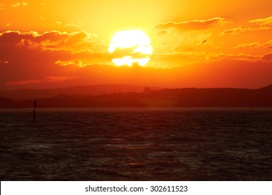 El sol se pone sobre el lago de Constanza.