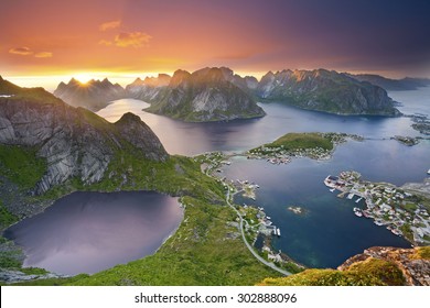 Islas Lofoten Vista desde Reinebringen en las islas Lofoten, situadas en Noruega, durante el atardecer de verano.