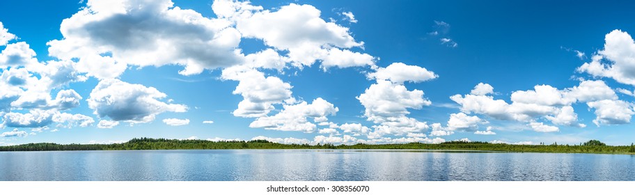 Panorama del lago del norte con cielo azul y nubes