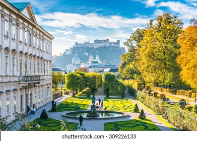 Hermosa vista de los famosos jardines de Mirabell con la antigua fortaleza histórica de Hohensalzburg al fondo en Salzburgo, Austria