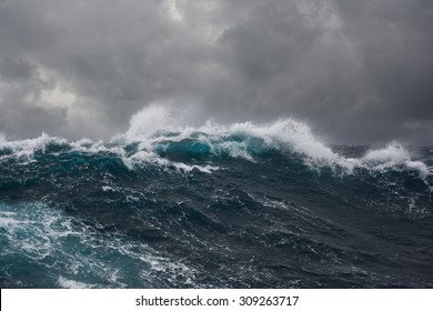 嵐の間のインド洋の海の波