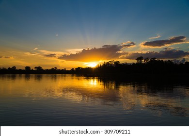zonsondergang in de rivier met reflex