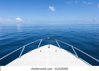 Prachtig uitzicht vanaf een boeg van een jacht op zee.Kopieer de ruimte