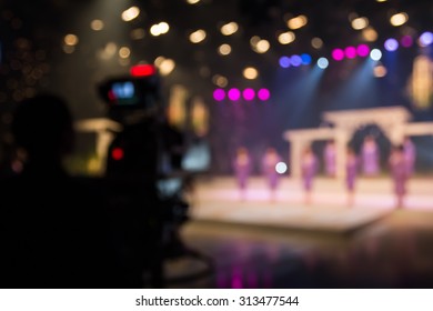 cântăreață blur în studioul postului de televiziune cu camera și cameraman