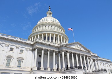 Washington DC, landmark Amerika Serikat. Gedung Capitol Nasional dengan bendera AS.