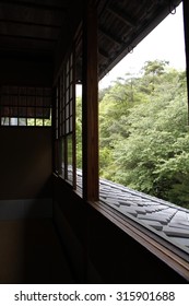 Japanese styl ou huis, argitektuur, JAPAN. Landskap van ou Japanese argitektuur en tuin. 'n Ou Japannese huis wat 'n historiese gebou is.