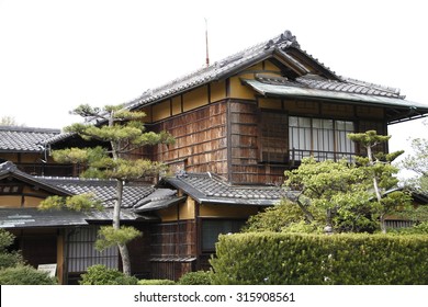 Altes Haus im japanischen Stil, Architektur. Landschaft der alten japanischen Architektur und des Gartens. altes japanisches Haus, das ein historisches Gebäude ist. Meijimura, der heilige Ort des Anime Kimetsu no Yaiba