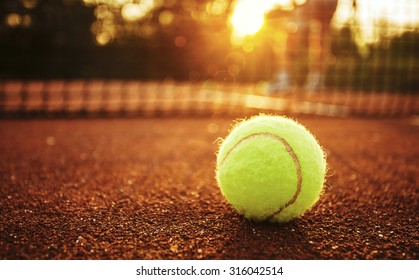 クレーコートのテニスボールの接写/テニスボール