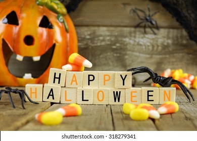 De gelukkige houten blokken van Halloween met suikergoedgraan en decor tegen een oude houten achtergrond