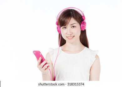 Frau, die Musik über Kopfhörer und Handylächeln hört