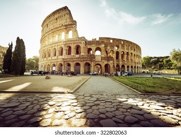 ローマのコロッセオと朝日、イタリア
