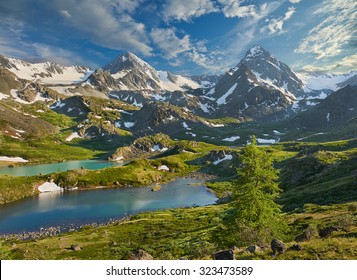 山の湖、ロシア、シベリア、アルタイ山脈、カトゥン尾根。
