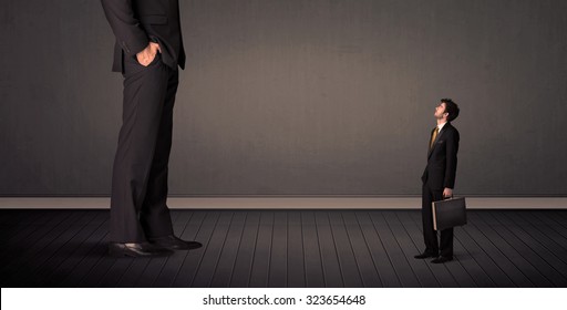 Klenge Businesman virun engem risege Chef Been Konzept um Hannergrond