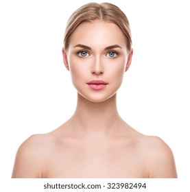 Retrato de rostro de mujer de belleza. Hermosa modelo de spa Girl con Perfect Fresh Clean Skin. Mujer rubia mirando a cámara y sonriendo. Concepto de juventud y cuidado de la piel. Aislado en un fondo blanco
