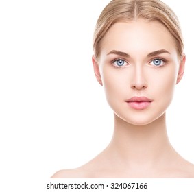 Retrato de rostro de mujer de belleza. Hermosa modelo de spa Girl con Perfect Fresh Clean Skin. Mujer rubia mirando a cámara y sonriendo. Concepto de juventud y cuidado de la piel. Aislado en un fondo blanco