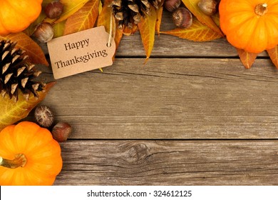 Tag hadiah Thanksgiving bahagia dengan batas sudut daun berwarna-warni dan labu di atas latar belakang kayu pedesaan