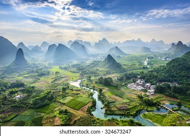 Paisaje de las montañas Guilin, Li River y Karst. Ubicado cerca del condado de Yangshuo, ciudad de Guilin, provincia de Guangxi, China.