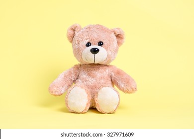 Teddybär mit gelbem Hintergrund