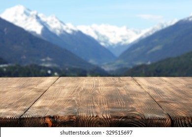 木製デスクスペースと山